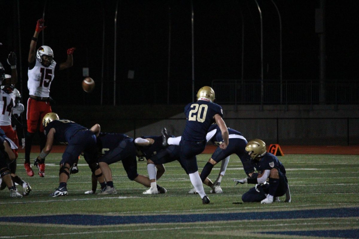 Brock Martin (10) succesfully kicks Helias Catholic's longest-ever field goal.